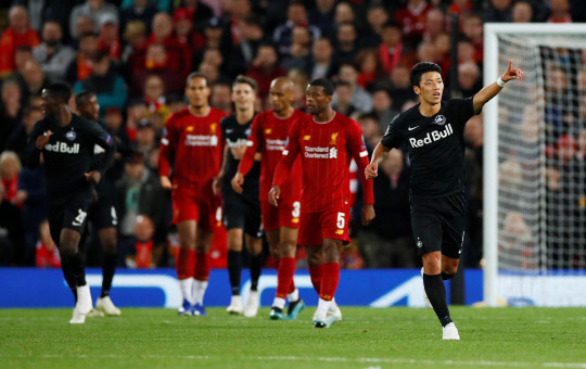 골세리머니를 펼치는 황희찬(오른쪽).               연합뉴스